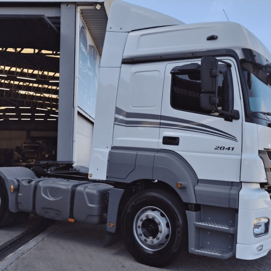 Estribo Mercedes-Benz Axor 2540/2544 Plástico VEDL